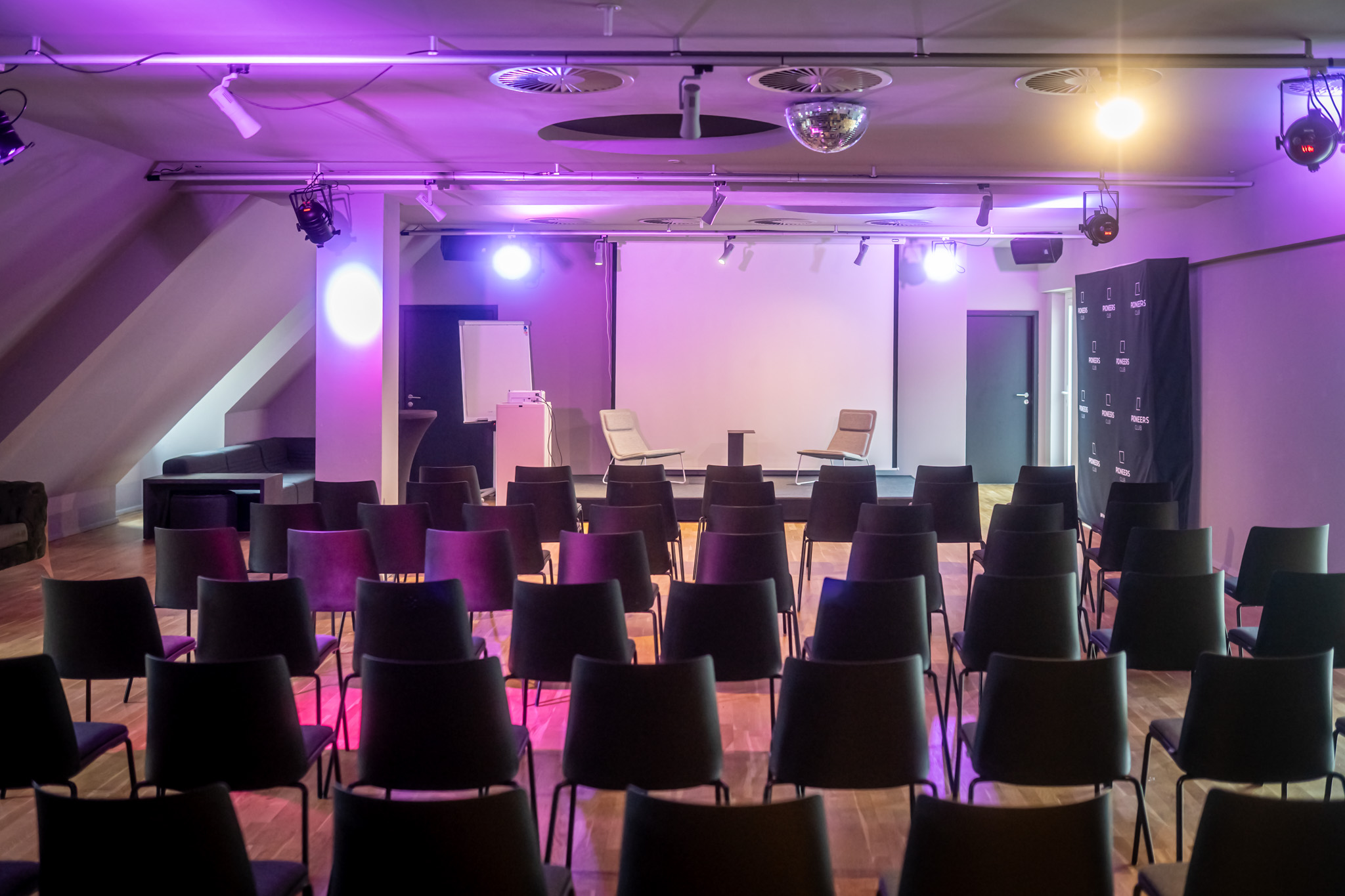 Event Loft mit Bestuhlung - Ansicht der Teilnehmenden mit Sicht auf die Bühne